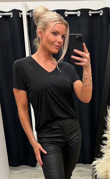 Fenya modal v-neck tee - black