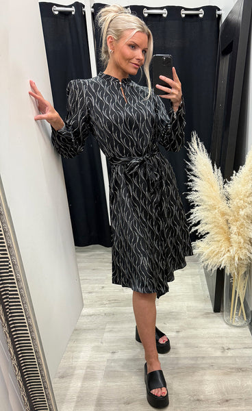 Acara Liriana dress - wavy print black