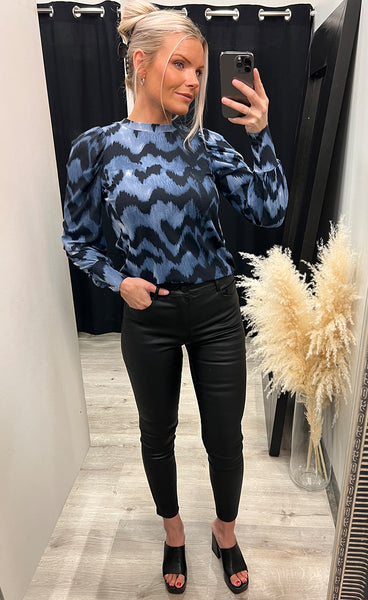Vya top - blue zigzag