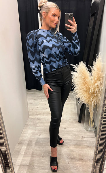 Vya top - blue zigzag