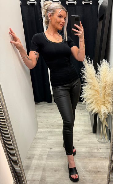 Zola stuttermabolur - black