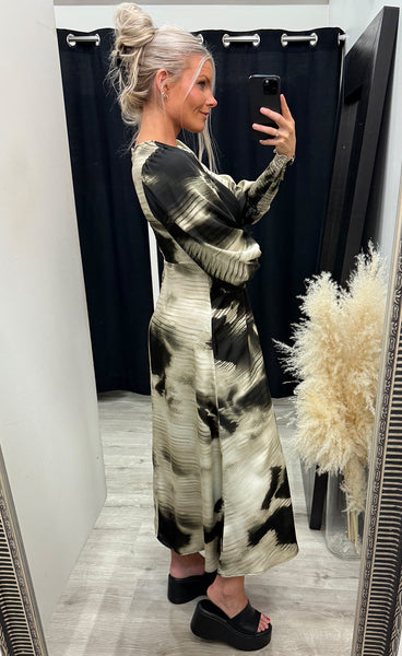 LOVE737-23 - graphic