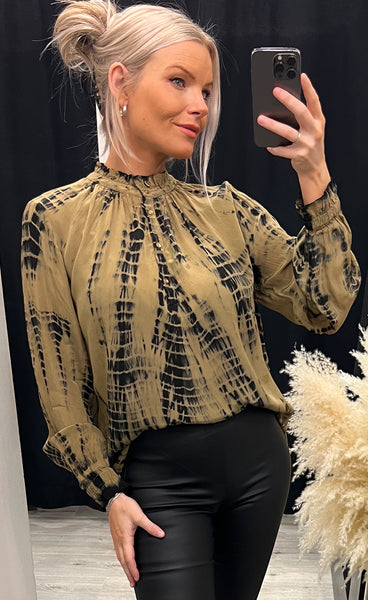 Agnes blouse - green tie dye
