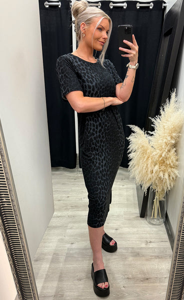 Alma t-shirt dress - dark grey leo