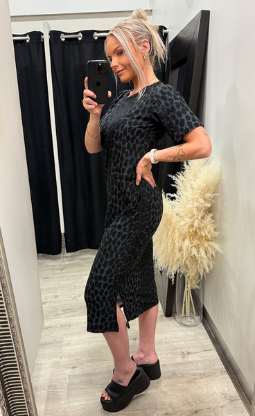 Alma t-shirt dress - dark grey leo
