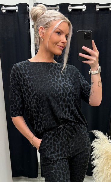 Alma t-shirt - dark grey leo