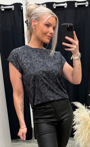 Alma u t-shirt - black lace