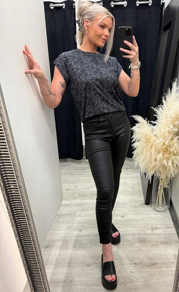 Alma u t-shirt - black lace