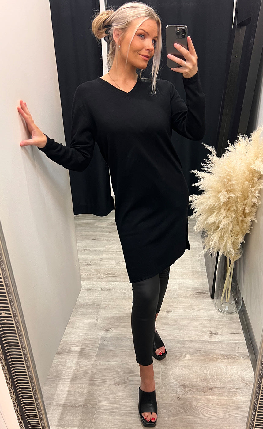 Akita knit dress - black