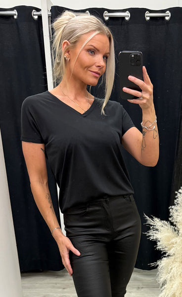 Fenya model v-neck tee - black