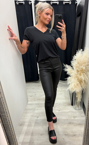 Fenya model v-neck tee - black