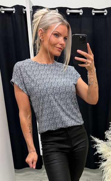 Seen tee 1 - tiny petal navy