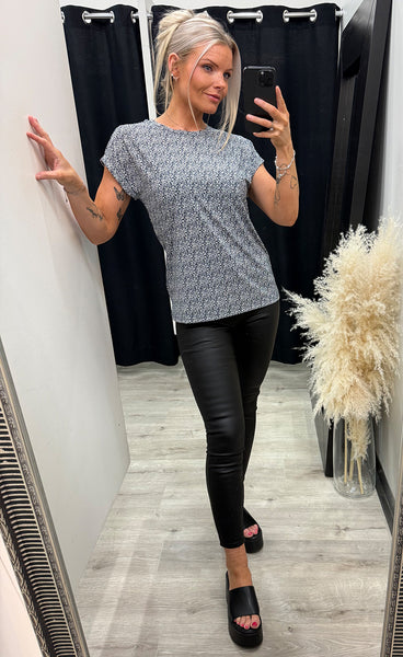 Seen tee 1 - tiny petal navy
