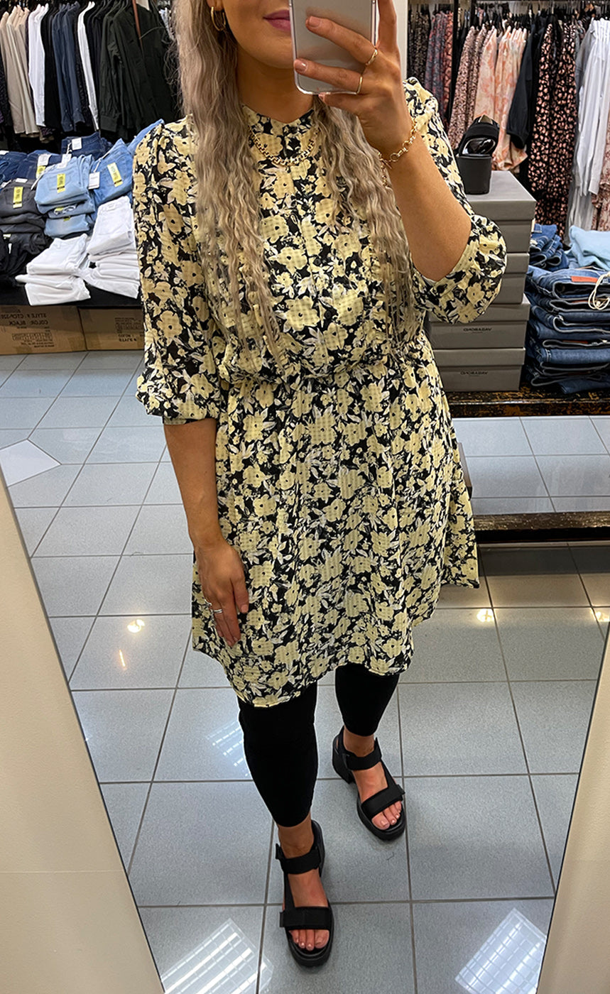 Jenessa frix kjóll - black flower